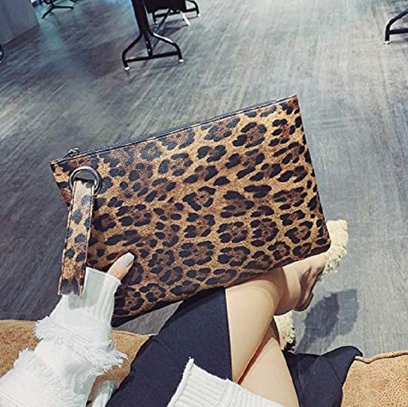 🆕️ Oversized Leopard Clutch - Picture 3 of 8